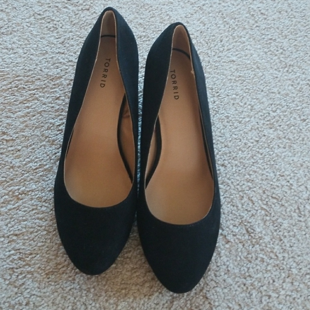 Size 11 W Torrid Almond toe pumps brand new